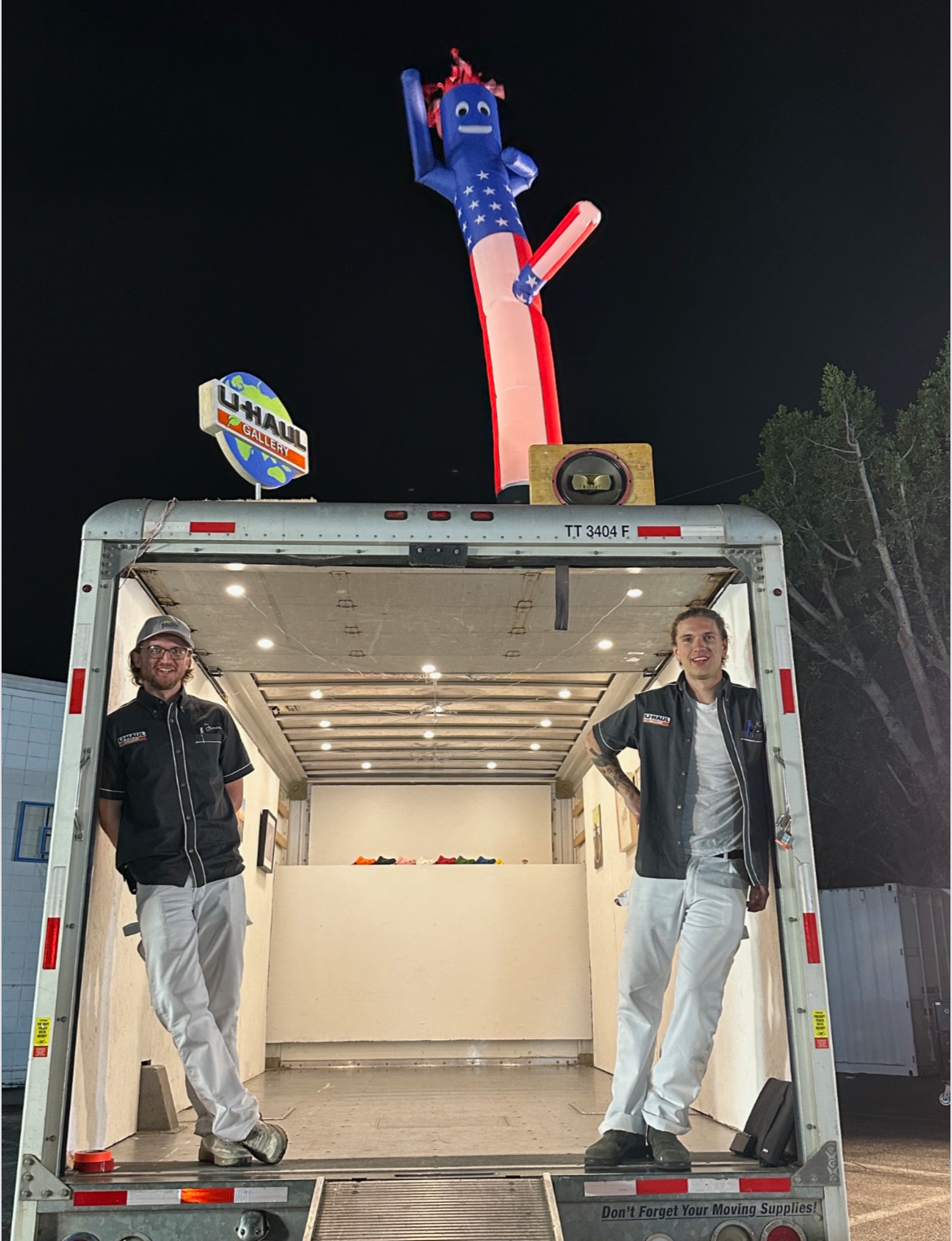 Nova galeria e feira de arte surge em van de transporte na cidade Jack Chase e James Sundquist em frente à U-Haul Gallery. (Foto: U-Haul Gallery)