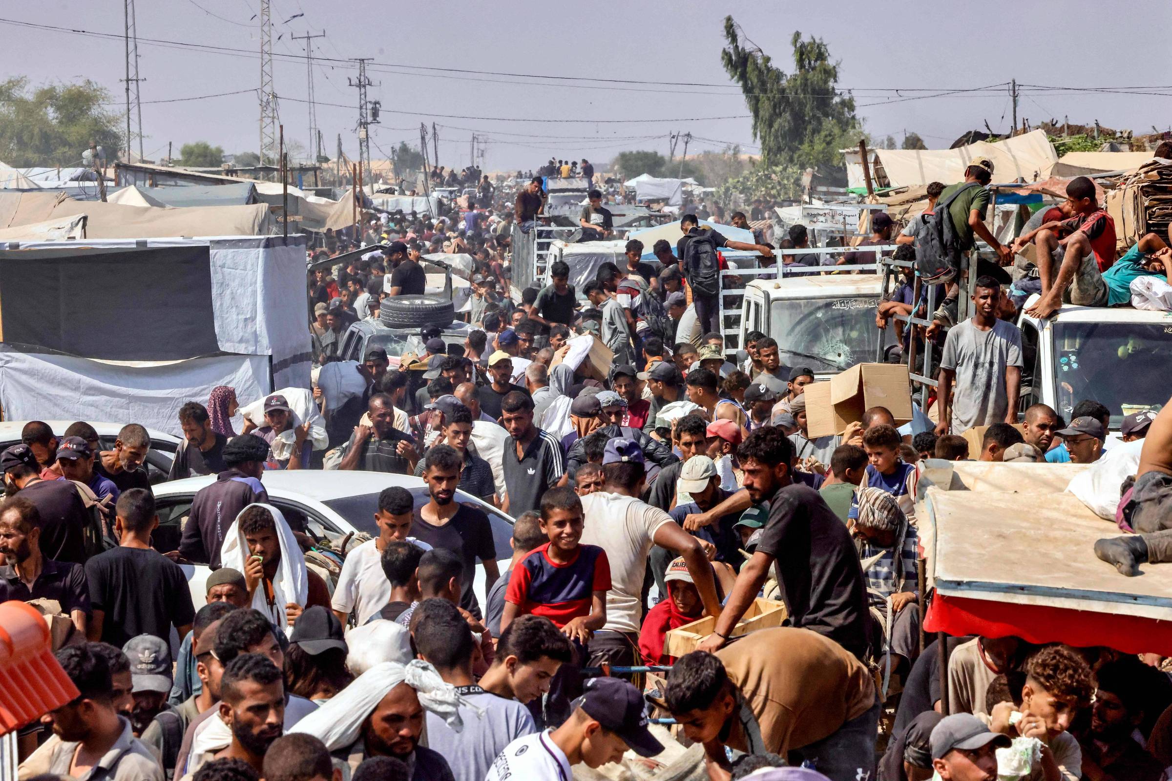 Brasil denuncia 'alegações críveis de genocídio' em Gaza na ONU População palestina se desloca em busca de comida na área de Rafah, no sul da Faixa de Gaza - 28.jul.25 (Foto: AFP)