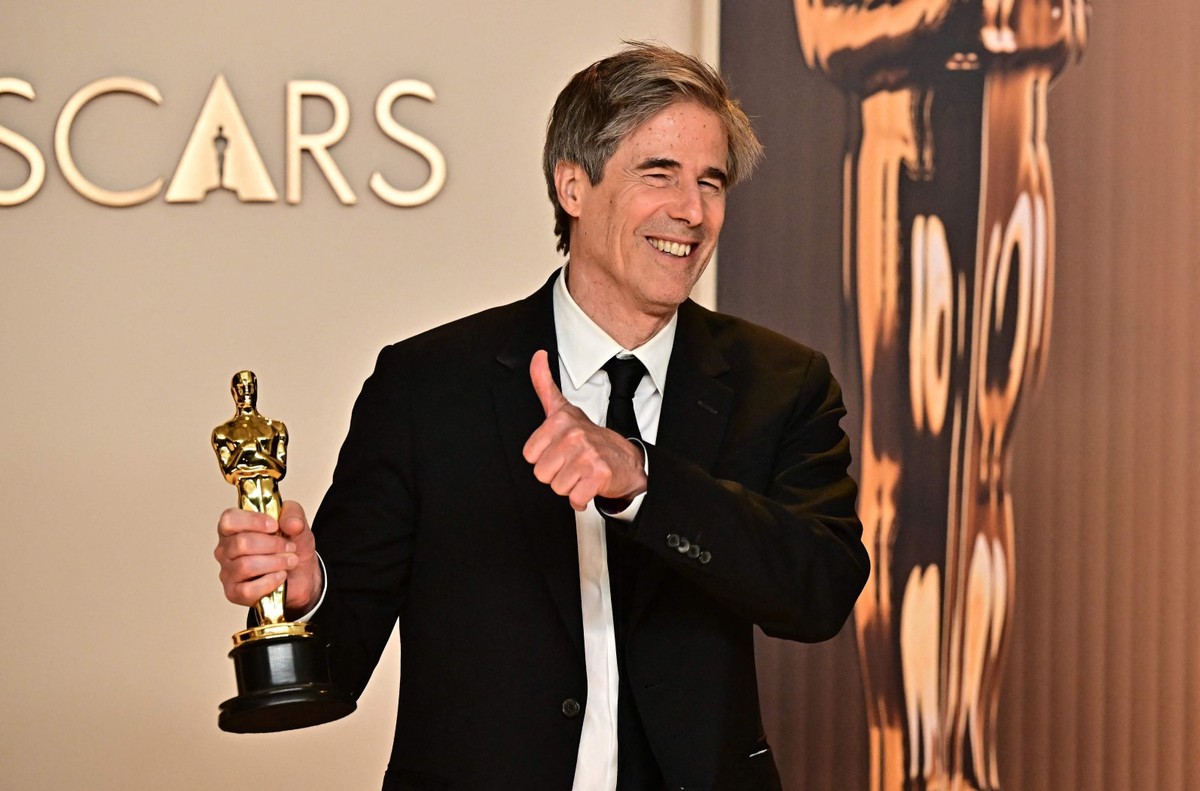 'Ainda estou aqui' é exibido na Assembleia Nacional da França e conquista 44 prêmios Walter Salles com o Oscar ganho por 'Ainda estou aqui' (Foto: Frederic J. Brown / AFP)