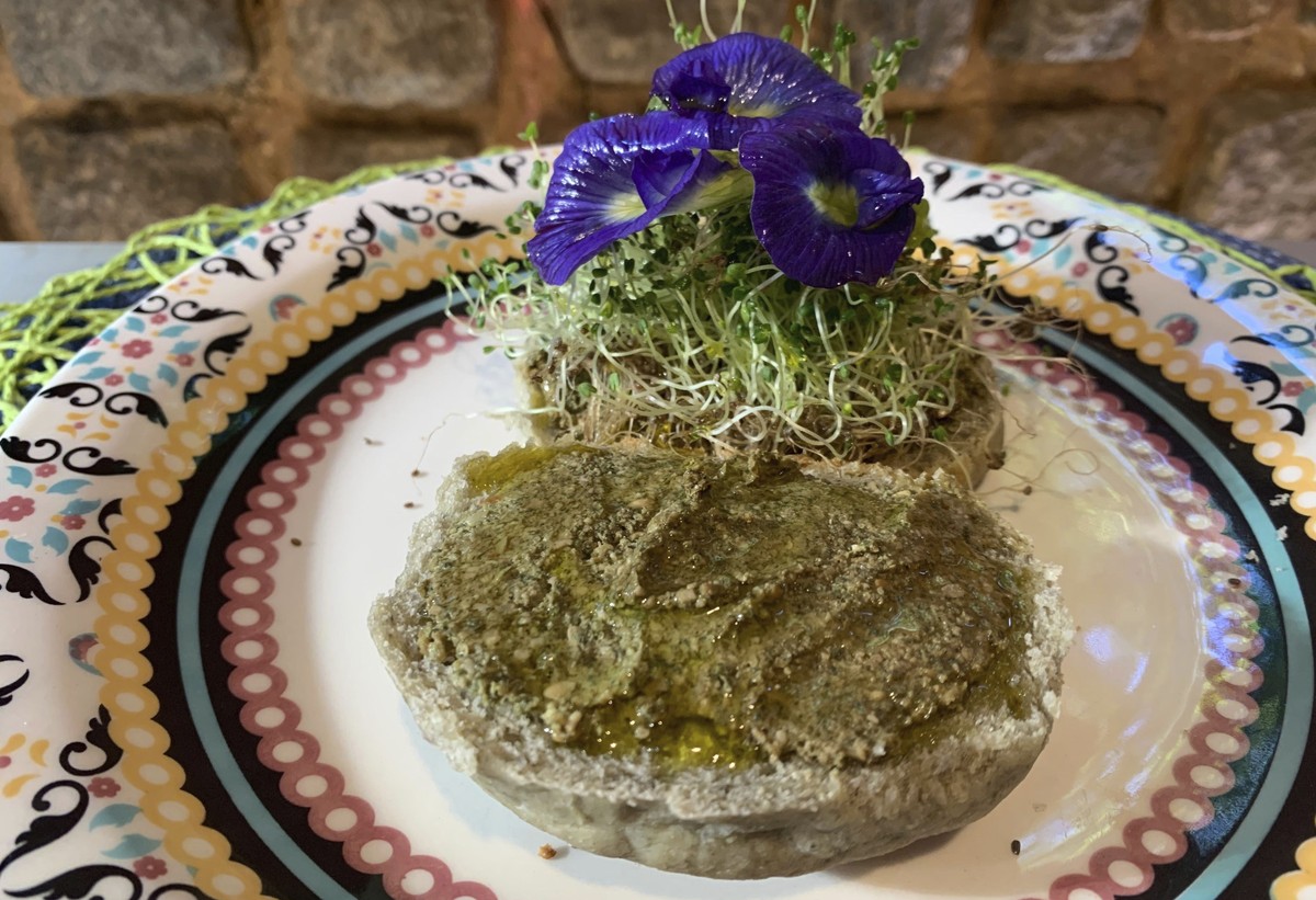 Circuito oferece visitas a ateliês e restaurantes das Vargens com preços acessíveis Sanduíche de patê artesanal elaborado com sementes de girassol e linhaça — Foto: Divulgação