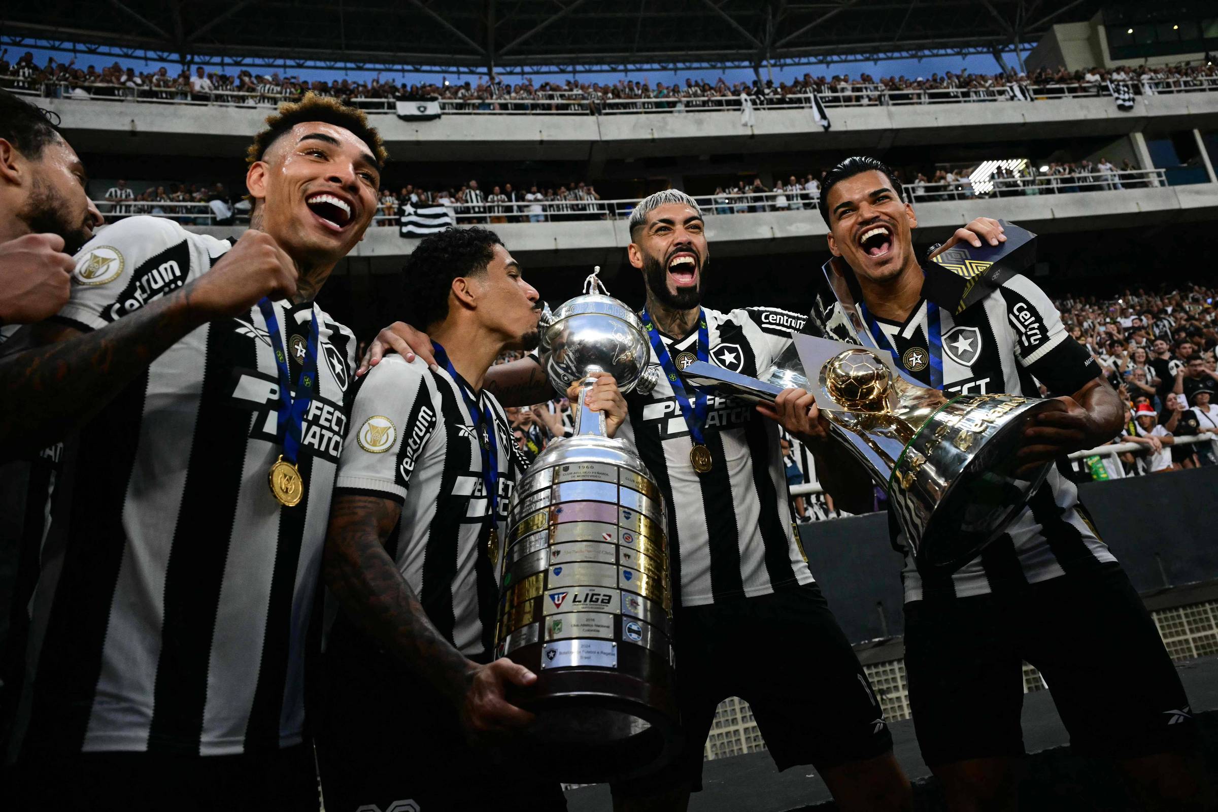 SBT disputa com a Globo a transmissão da Libertadores após quatro anos fora Botafogo é o atual campeão da Libertadores: SBT tentará volta do torneio em disputa com Globo a partir de 2027 (Foto: Mauro Pimentel/AFP)