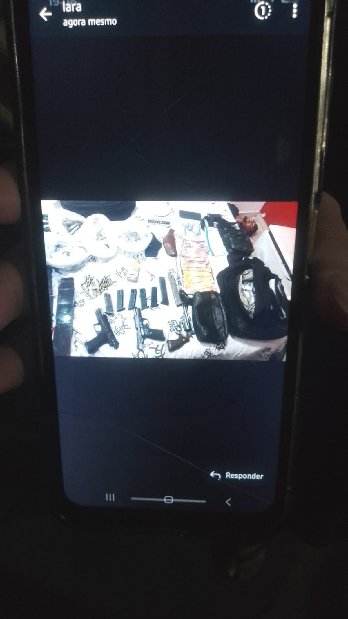 Imagem mostra armas e drogas colocadas na casa de moradora de Paraisópolis; segundo a PM, local foi erroneamente apontado como casa-bomba (Foto: Reprodução)