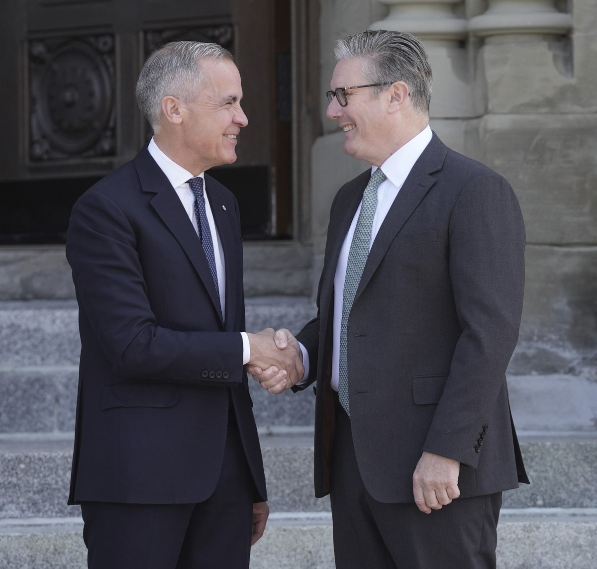 Premiê canadense, Carney (à esq.), recebe seu colega britânico, Starmer (Foto: Stefan Rousseau/AP)