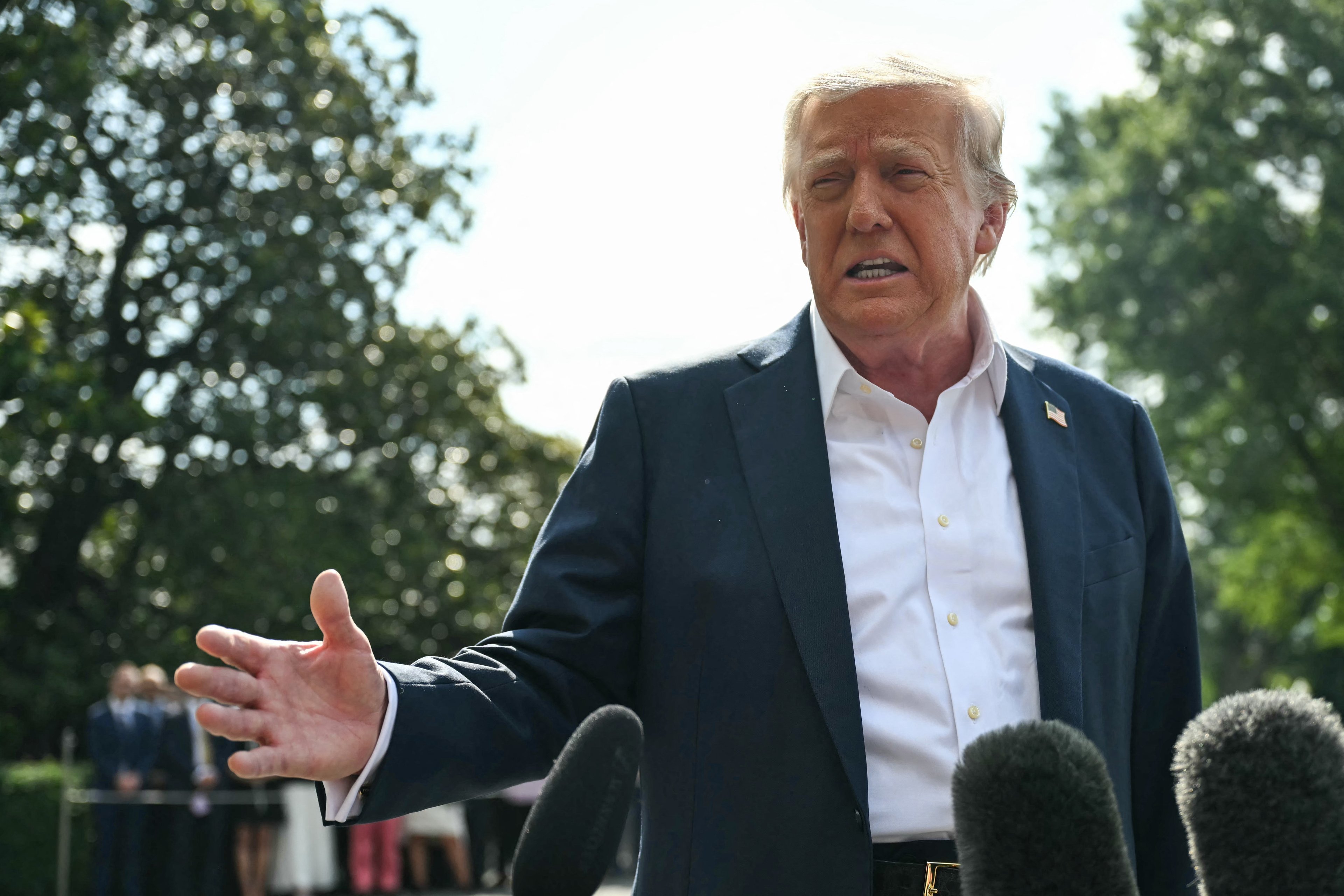 Trump afirma que Bolsonaro é conhecido, mas não um amigo íntimo Donald Trump, presidente dos EUA, durante conversa com jornalistas ao sair da Casa Branca (Foto: Andrew Caballero-Reynolds/AFP)