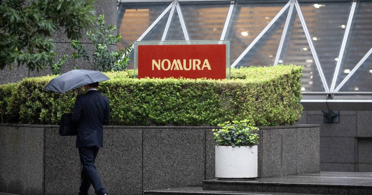 Trader demitido expõe irregularidades e agita o mercado financeiro japonês Sede da Nomura em Tóquio: relatos de ex-funcionário em blog anônimo provocam debate nos bastidores do mercado de títulos do Japão (Foto: Takaaki Iwabu/Bloo/Takaaki Iwabu)