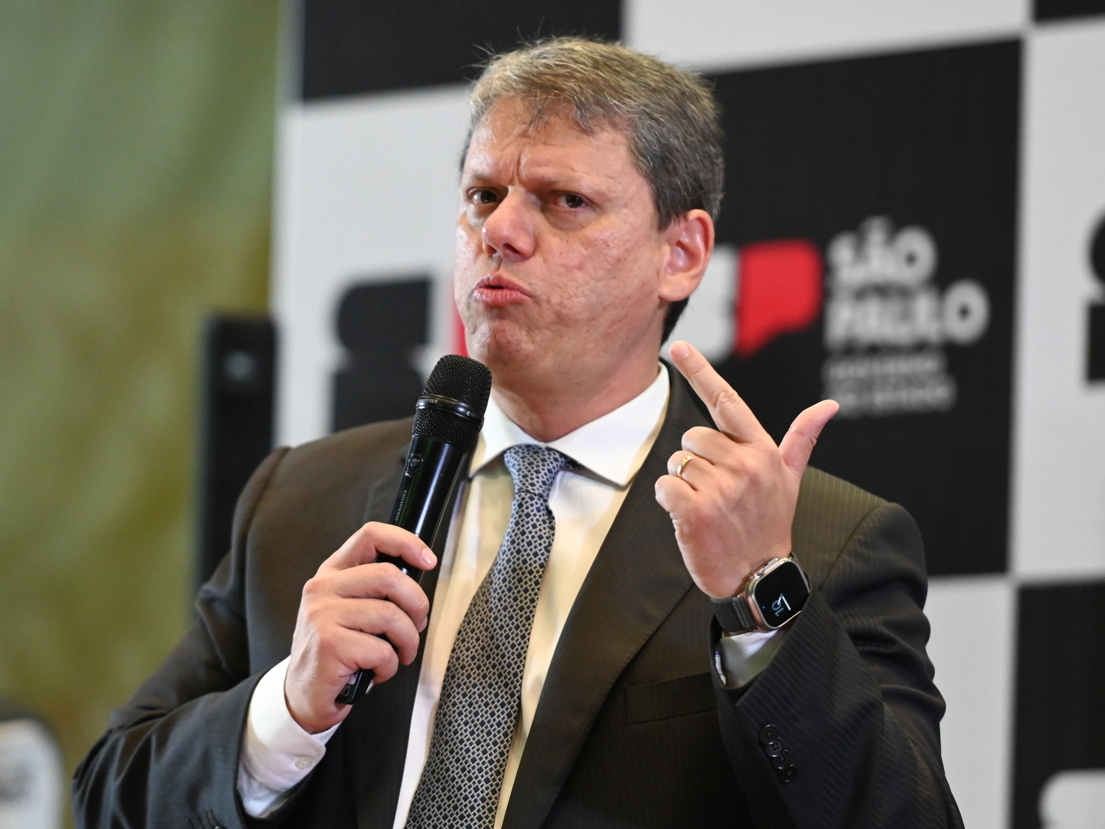 Tarcísio enfrenta resistência de cientistas por novas regras na carreira acadêmica Governador de São Paulo, Tarcísio de Freitas, em evento (Foto: André Ribeiro/Thenews2/Estadão Conteúdo)