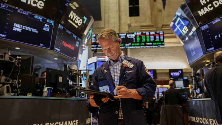 Futuros de ações permanecem estáveis após novo recorde de fechamento do S&P 500 Um trader trabalha no pregão da Bolsa de Valores de Nova York (NYSE) na cidade de Nova York, EUA, em 11 de julho de 2025. (Foto: Jeenah Moon | Reuters)