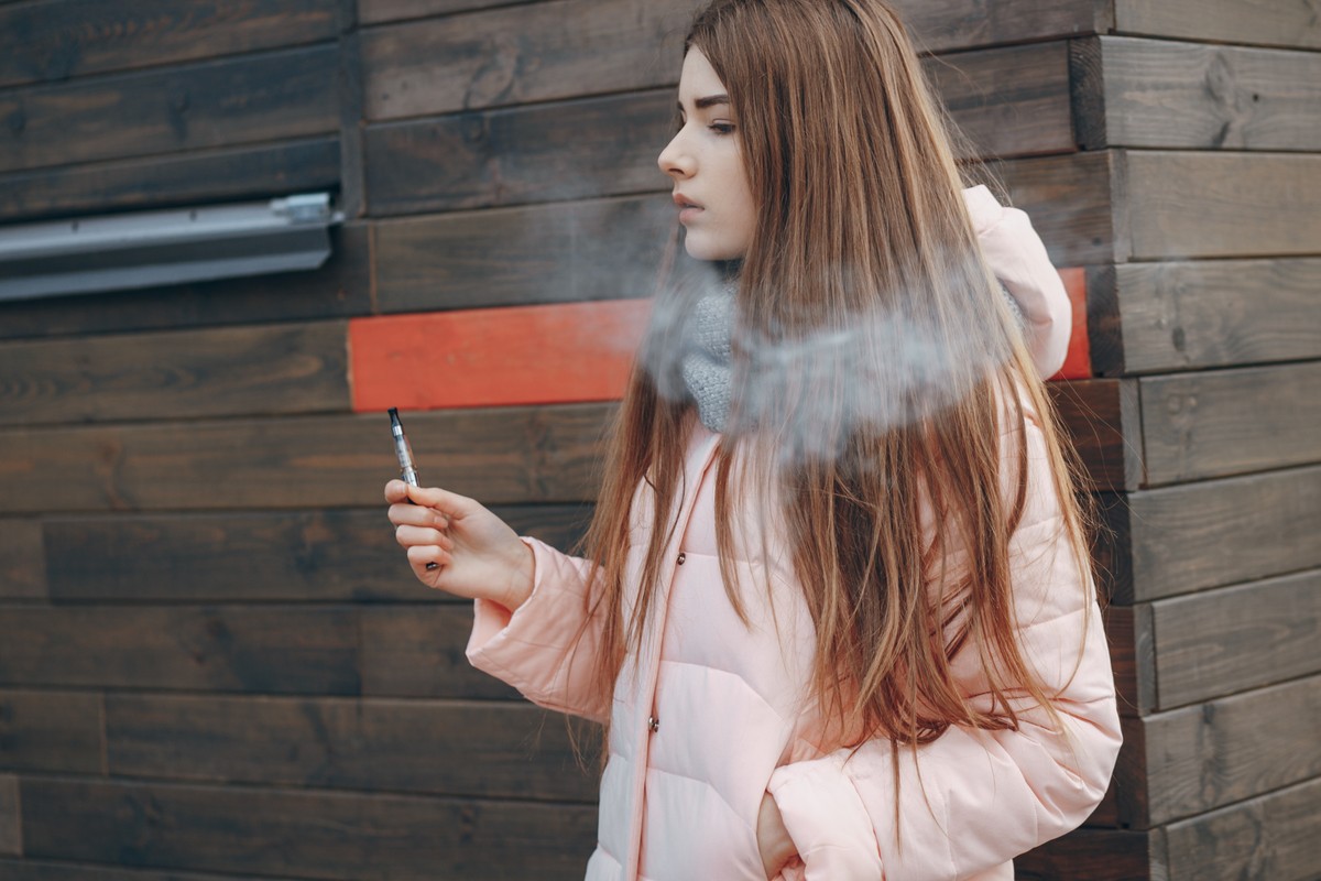 Mulheres adolescentes lideram consumo de vape influenciadas por amigos, revela estudo Jovem inala vapor produzido por cigarro eletrônico (Foto: Freepik)