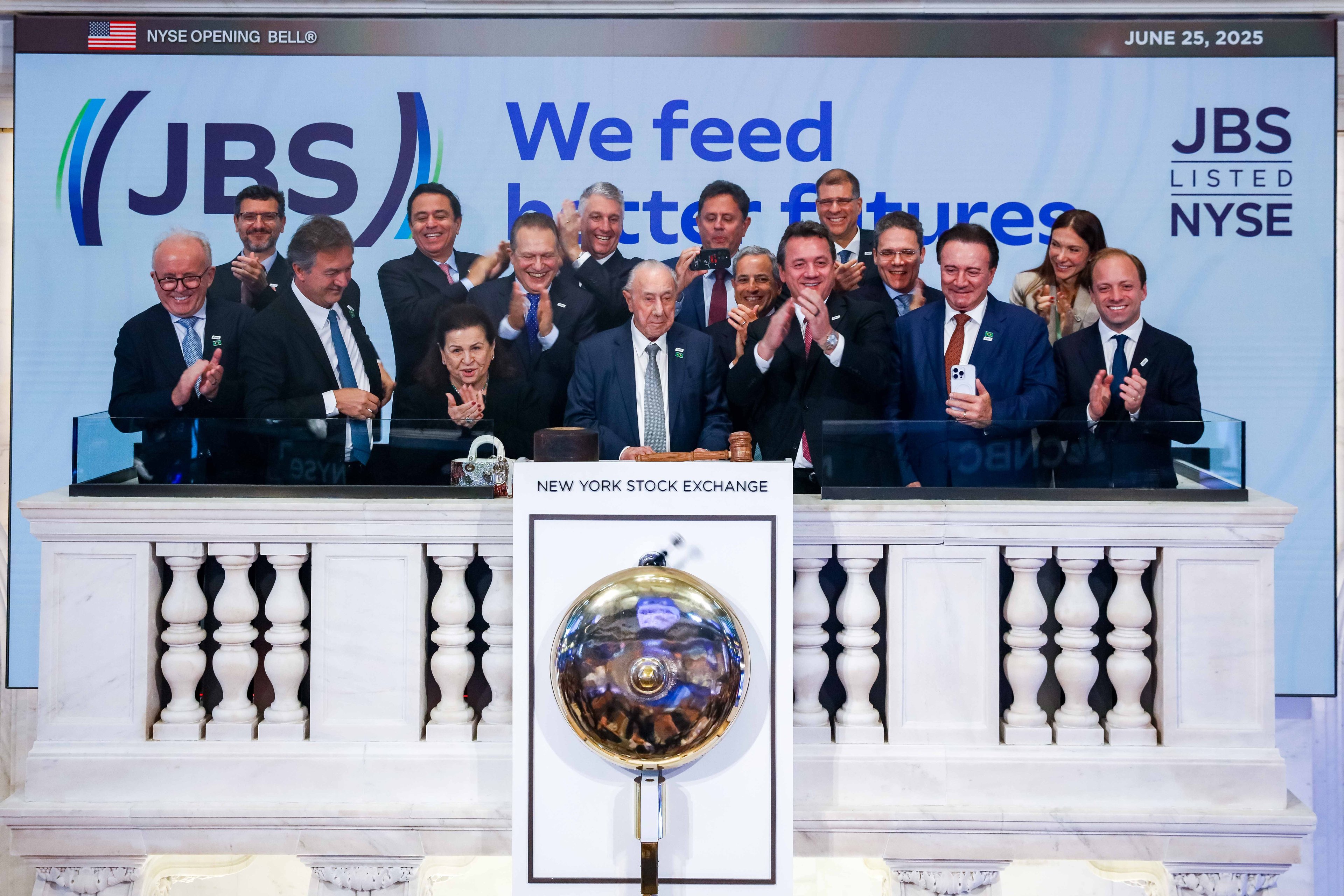 JBS celebra na NYSE e projeta quadruplicar seu valor com novas aquisições Com pelo menos US$ 10 bi em investimentos, listagem dá poder de fogo para crescimento e aquisições e levar receita a mais de US$ 100 bi em 2030 (Foto: Reprodução/Exame)