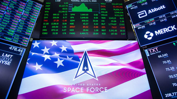 Investimentos em espaço prometem grandes retornos financeiros e oportunidades únicas Um monitor exibe a sinalização da Força Espacial dos EUA no piso da Bolsa de Valores de Nova York, nos EUA, na terça-feira, 3 de janeiro de 2023. (Foto: Bloomberg | Bloomberg | Getty Images)