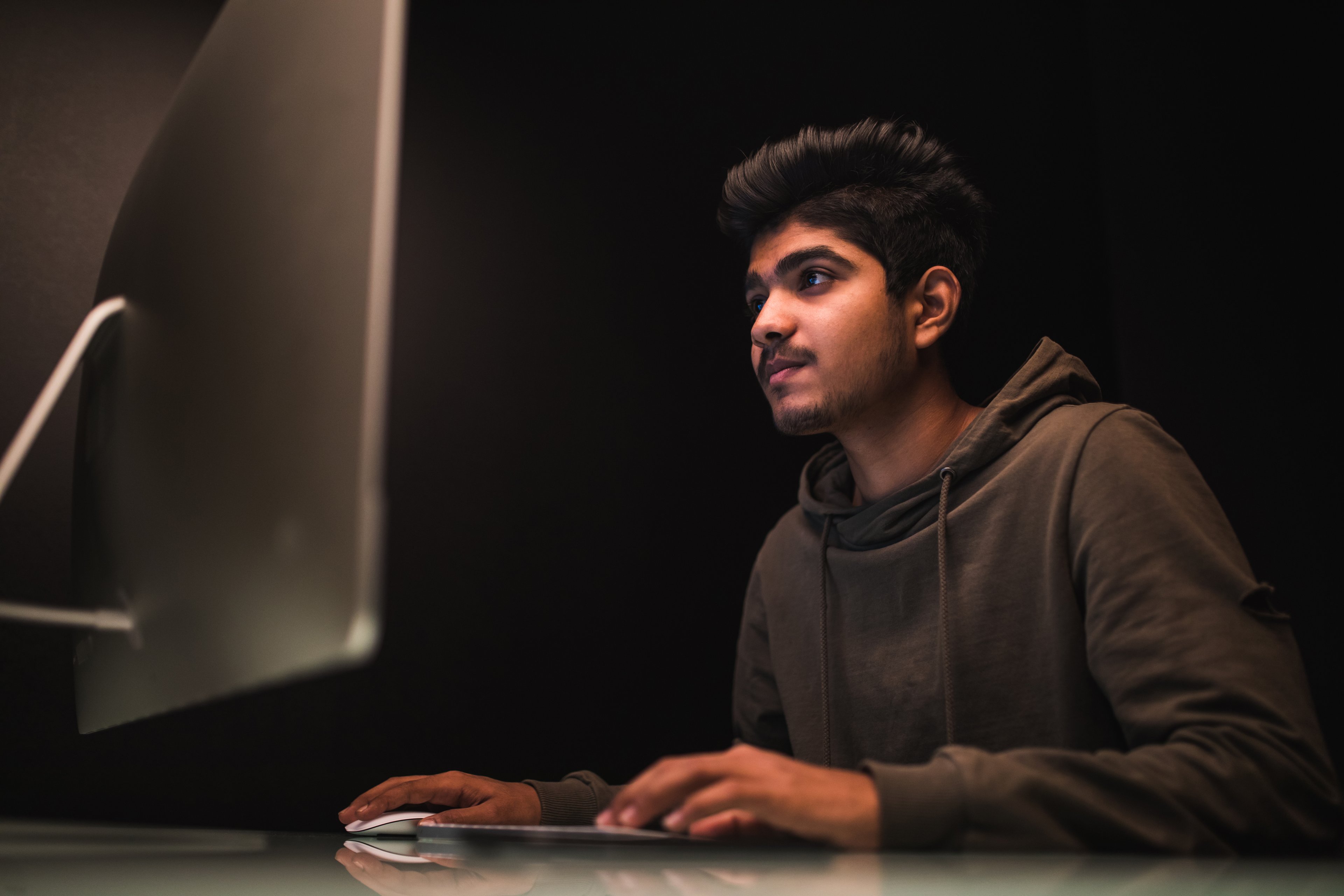Startup usa 700 engenheiros indianos para simular IA e aumentar vendas fraudulentas Homem indiano usando computador (Foto: Freepik)