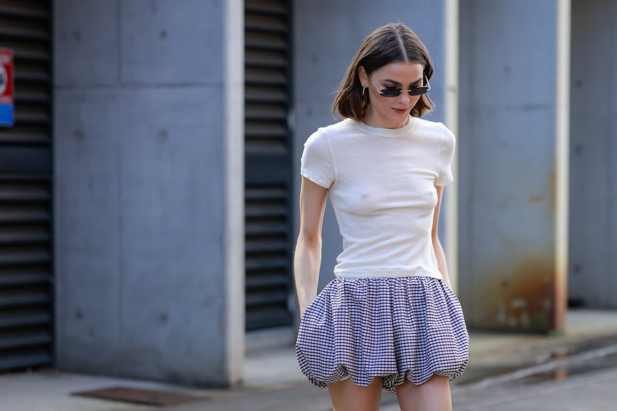 Minifalda retorna com força e simboliza esperança na moda atual A modelo Bambi Northwood-Blyth, com minifalda, em Sidney durante a Australian Fashion Week 2025. (Foto: Hanna Lassen/Getty Images)