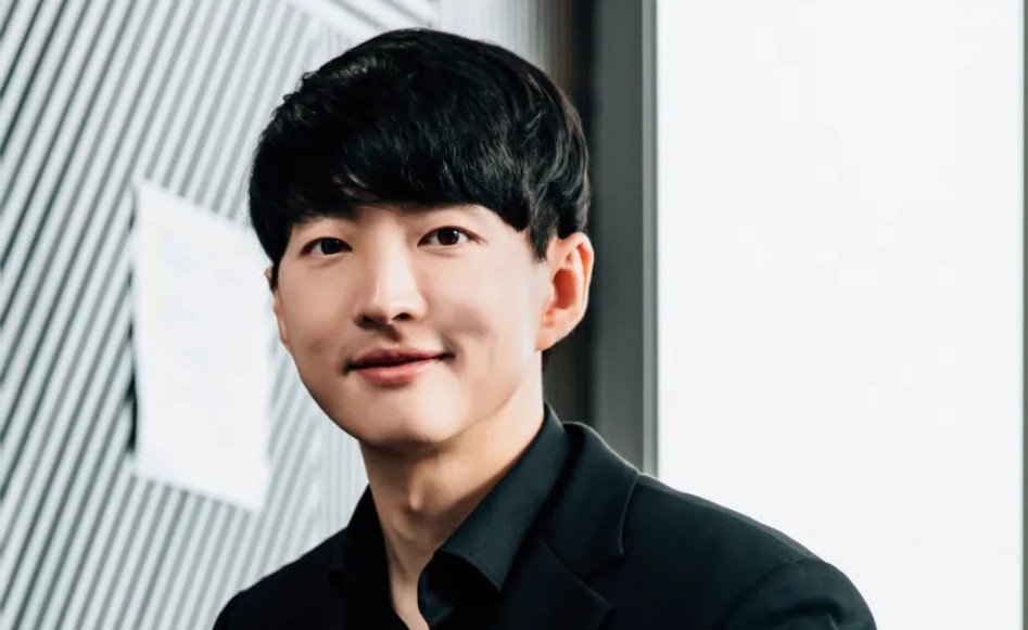 Empresário sul-coreano se torna bilionário aos 36 anos com inovação no mercado Kim Byung Hoon, magnata da beleza de Seul, na Coreia do Sul (Foto: APR/Divulgação)