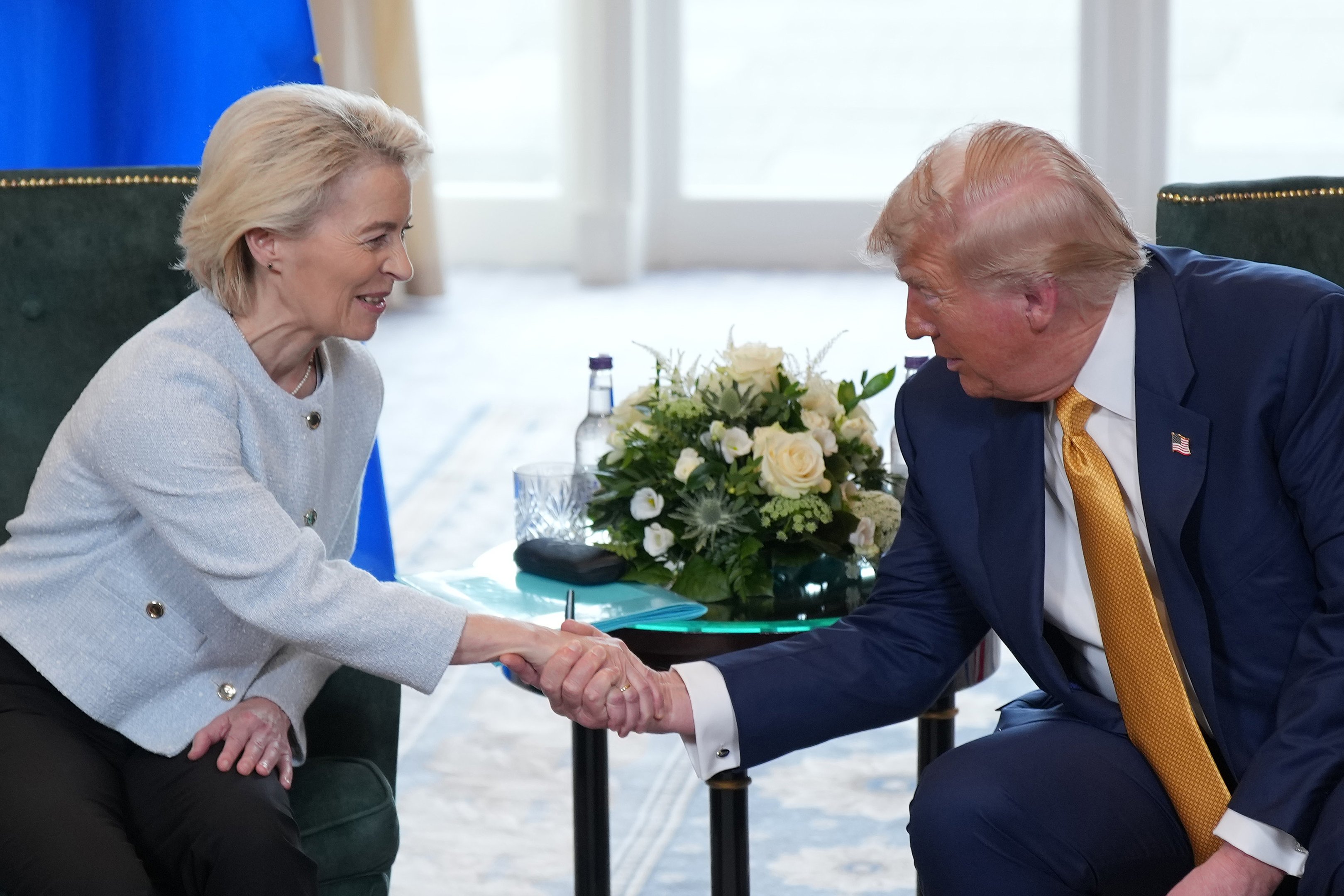 Trump celebra acordo comercial com a União Europeia e tarifas de 15% em produtos Ursula von der Leyen, presidente da Comissão Europeia, aperta a mão do presidente dos EUA, Donald Trump (Foto: Andrew Harnik/Getty Images)