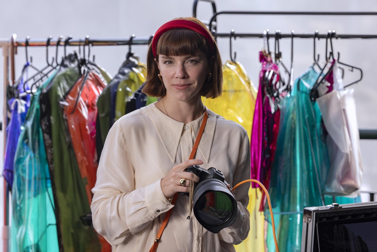 Solange é alvo de fofocas após assumir namoro com Renato Solange (Alice Wegmann) — Foto: Globo/ Fábio Rocha