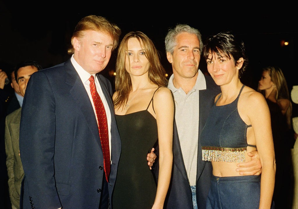 Cisão entre apoiadores de Trump se intensifica após novas revelações sobre Epstein Maus tempos: fotos de Trump com Epstein (acima, com as namoradas na época, Melania e Ghislaine Maxwell) incomodam o presidente (Foto: Davidoff Studios/Getty Images)