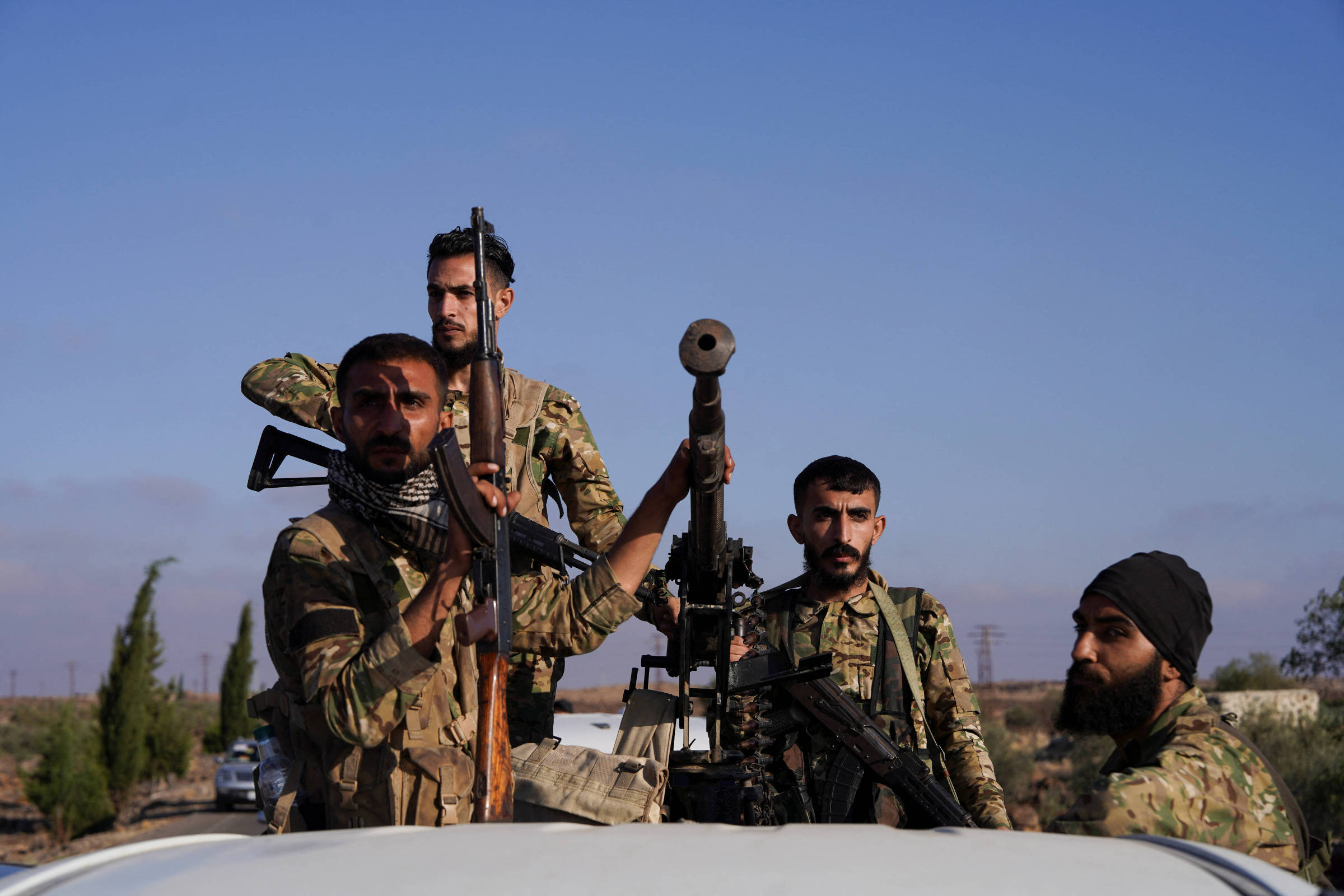 Síria declara cessar-fogo após conflitos entre beduínos e drusos deixarem mortos Membros das forças de segurança da Síria entram na cidade predominantemente drusa de Sweida (Foto: Karam al-Masri/Reuters)