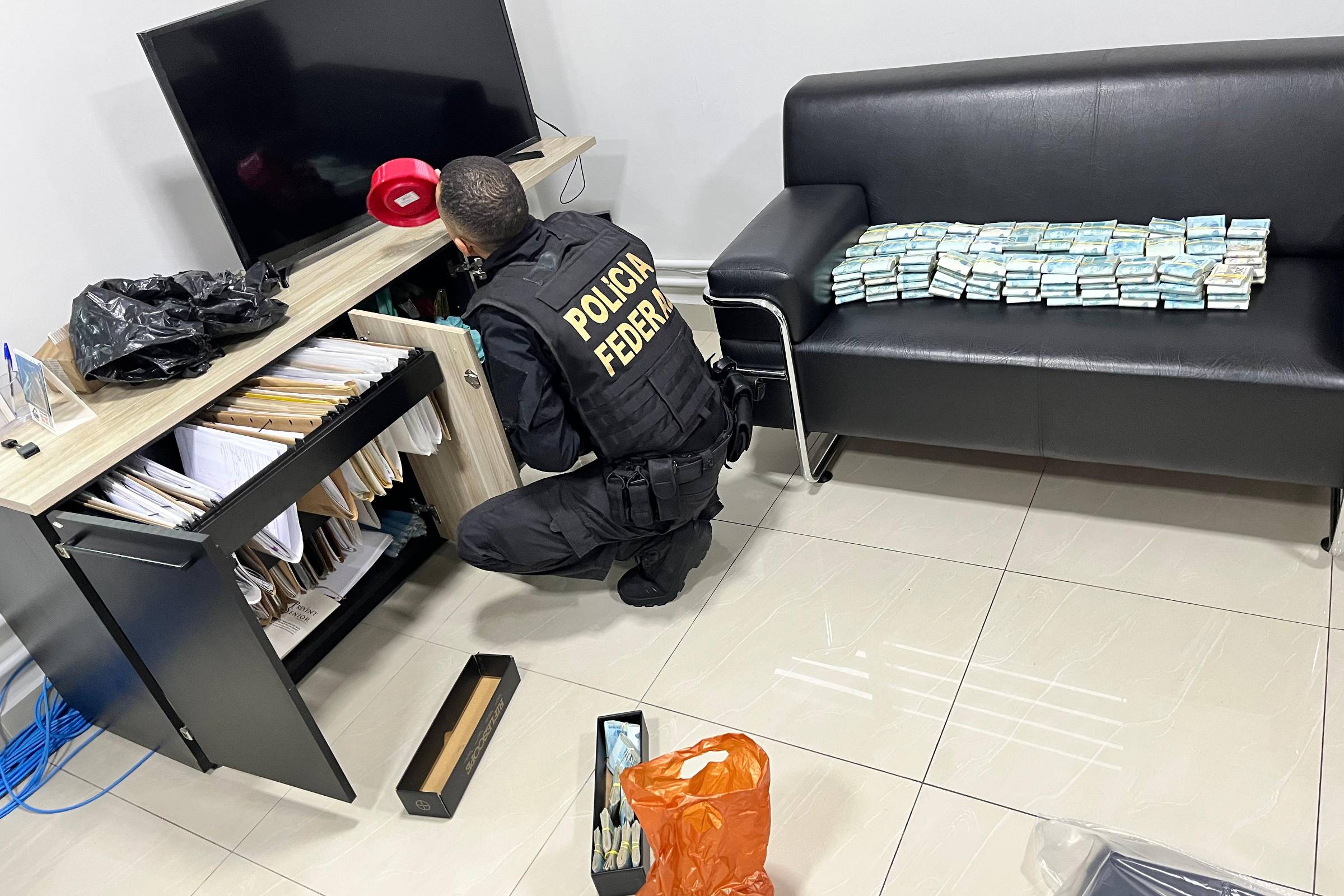 Dinheiro apreendido pela PF em empresa de medicamentos alvo de operação que apura corrupção em São Bernardo do Campo (Foto: Divulgação/Polícia Federal)