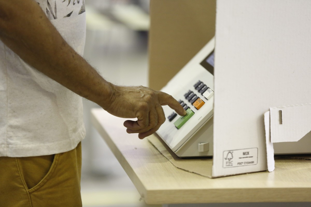Brasileiros demonstram visões contraditórias sobre a democracia, revela pesquisa Eleitor vota na urna eletrônica em 2022 (Foto: Custódio Coimbra)