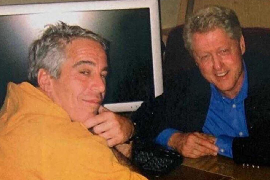 Epstein pode ter sido informante do FBI e Bill Clinton deve se pronunciar Amigos: explicará Bill Clinton a proximidade com Epstein, incluindo 26 viagens no "Lolita Express", o avião onde o milionário pervertido voava com "suas" meninas? (Foto: The Telegraph/Reprodução)