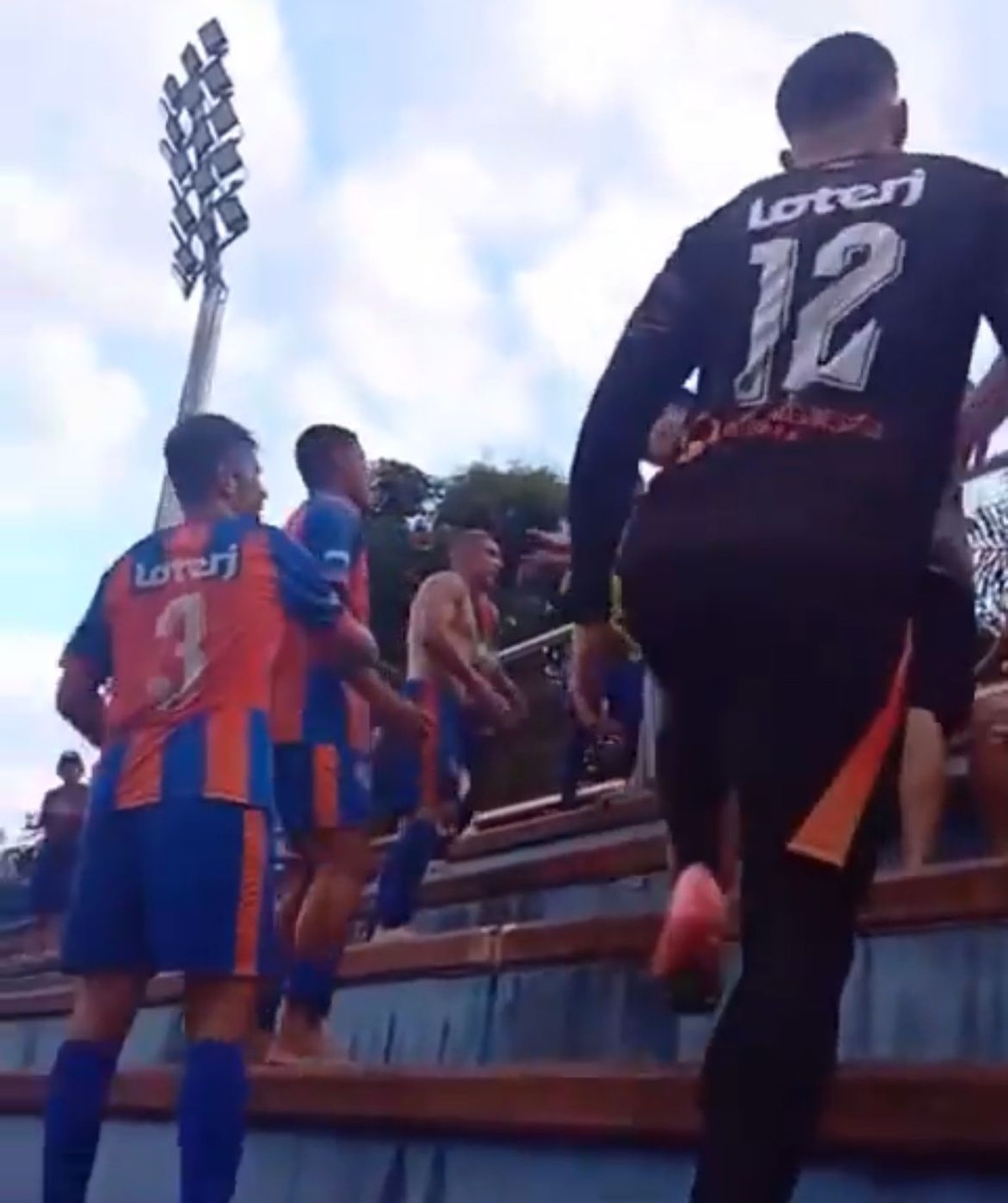 Jogadores do Duque de Caxias partem para cima dos torcedores (Foto: Reprodução)
