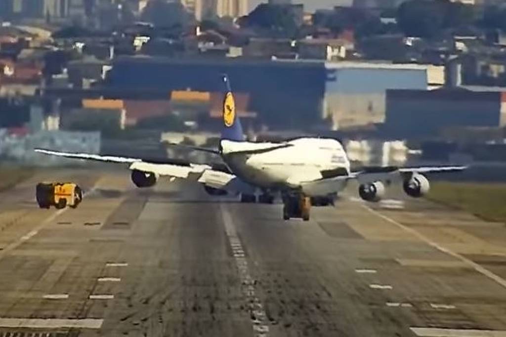 Boeing 747 faz pouso de emergência em Guarulhos após tentativas frustradas na Argentina Caminhões de bombeiros acompanham Boeing 747 da companhia Lufthansa após pouso de emergência em Guarulhos (SP) (Foto: Golf Oscar Romeo)