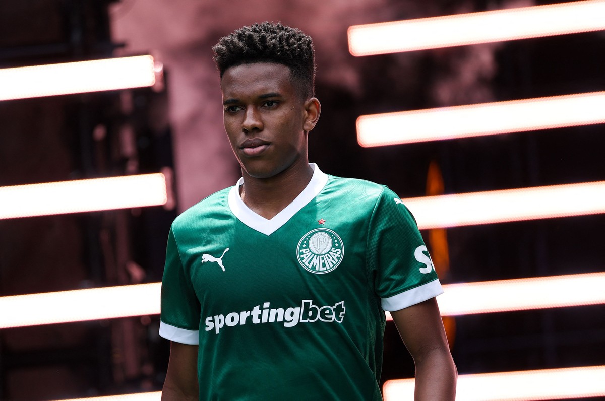 Estêvão revela que Bola de Ouro é seu sonho após vencer a Copa do Mundo Estêvão deixará o Palmeiras quando acabar o Mundial de Clubes (Foto: Francois Nel/Getty Images/AFP)