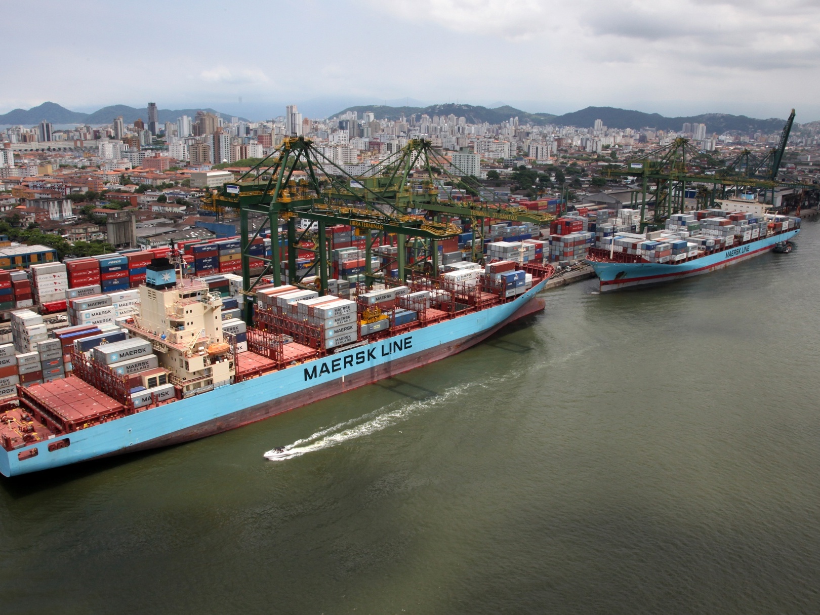 Brasil perde bilhões devido à infraestrutura portuária deficiente e sobrecarga de carga Vista aérea de parte do porto de Santos (Foto: Reprodução)