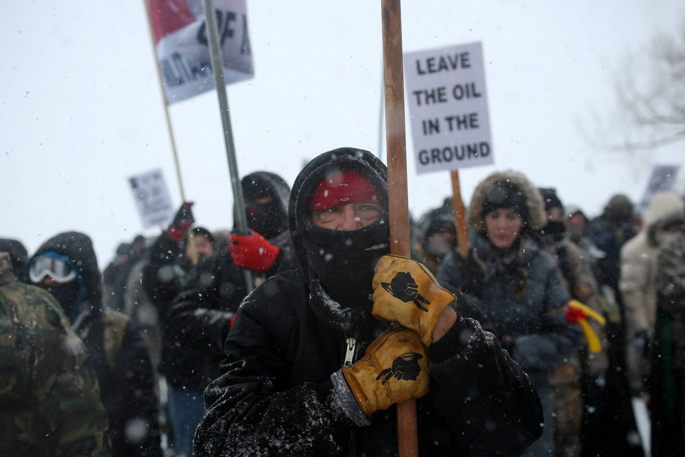 Ativistas do clima enfrentam criminalização por suas ações na Justiça Indígena em protesto contra oleoduto na Dakota do Norte em 2016; júri nos EUA condenou a Greenpeace a pagar US$ 660 milhões em indenizações por danos em atos (Foto: Stephen Yang - 5.dez.16/Reuters)