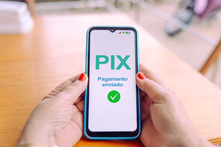 Pix transforma e-commerce e é adotado em 100% dos checkouts em cinco anos Celular com pix (Foto: Marcio Binow Da Silva/Getty Images)