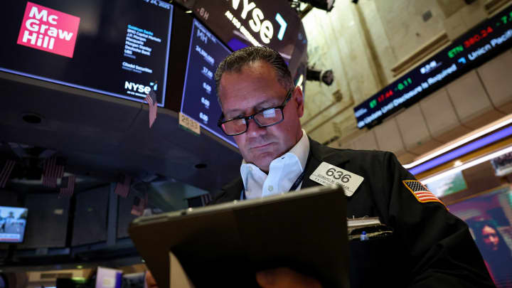 Futuros de ações permanecem estáveis após S&P 500 e Nasdaq alcançarem recordes Um trader trabalha no pregão da Bolsa de Valores de Nova York, na cidade de Nova York, EUA, em 24 de julho de 2025. (Foto: Brendan Mcdermid | Reuters)