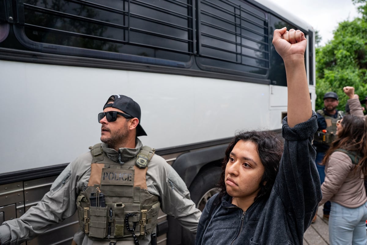 Tennessee proíbe abrigo a migrantes sem documentos e aumenta repressão Protesto contra as redadas em Nashville, Tennessee, no dia 4 de maio de 2025. (Foto: Seth Herald/REUTERS)