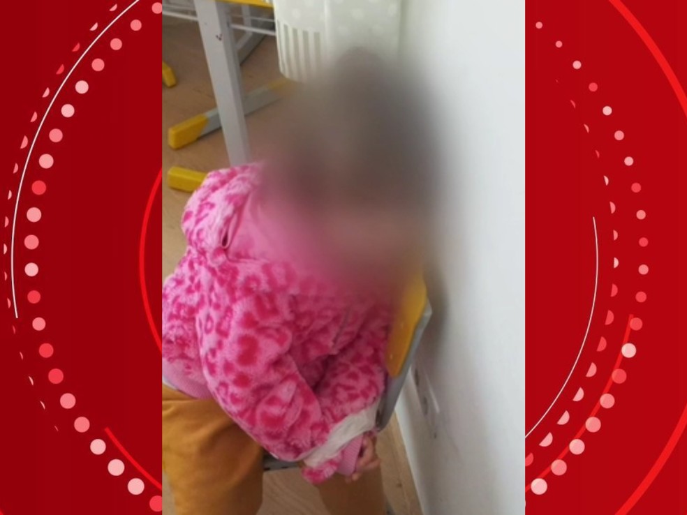 Menina de 3 anos é fotografada presa em cadeira na mesma escola onde menino autista foi amarrado pelas mãos no Paraná (Foto: Reprodução/RPC)