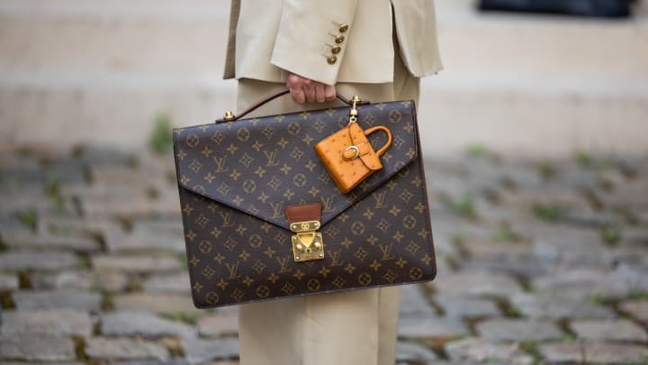Uma placa na parte externa de uma agência do BNP Paribas SA em Paris, França, na sexta-feira, 2 de agosto de 2024. (Foto: Bloomberg | Bloomberg | Getty Images)