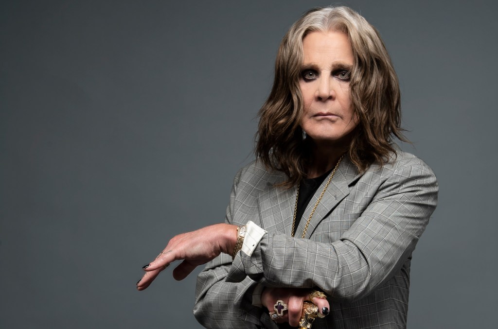 Ozzy Osbourne se uniu a uma empresa de cosméticos da sua cidade natal para lançar uma linha de maquiagem antes do show final do Black Sabbath, que acontecerá em 5 de julho, com detalhes a serem divulgados em breve. (Foto: Reprodução)