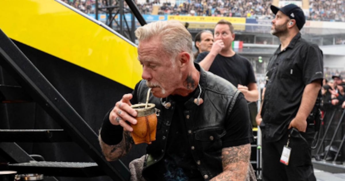 Marketing da erva-mate impulsiona vendas no Brasil com inspiração em Messi e Metallica James Hetfield, vocalista do Metallica, toma mate antes de show (Foto: Divulgação)