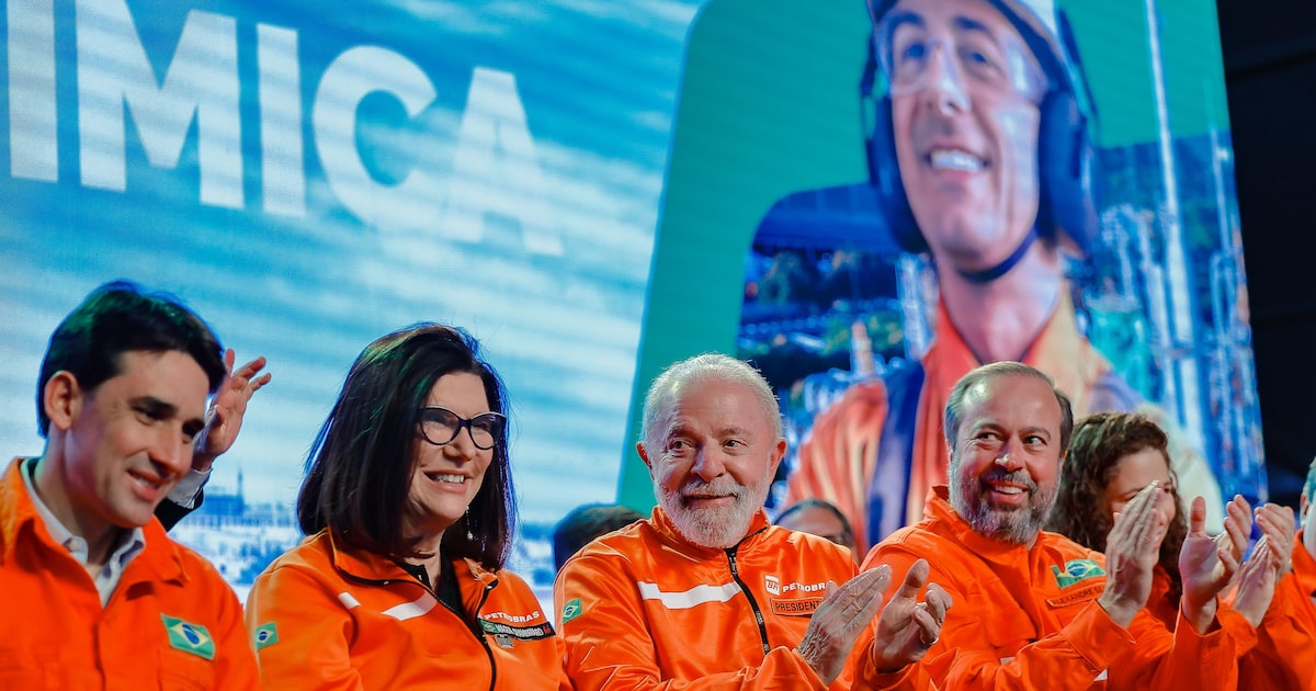 Lula propõe fim dos combustíveis fósseis, mas defende exploração do petróleo nacional Lula, entre a presidente da Petrobras, Magda Chambriard, e o ministro de Minas e Energia, Alexandre Silveira, em anúncio de investimentos nesta sexta-feira, 4 (Foto: Ricardo Stuckert/PR)
