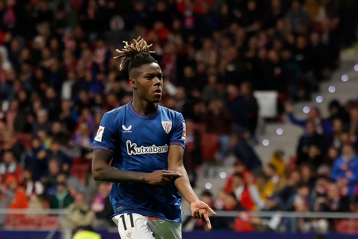 Nico Williams renova contrato com Athletic Bilbao e descarta Barcelona por dez anos Nico Williams aponta para a pele ao comemorar seu gol contra o Atlético de Madrid (Foto: OSCAR DEL POZO / AFP)