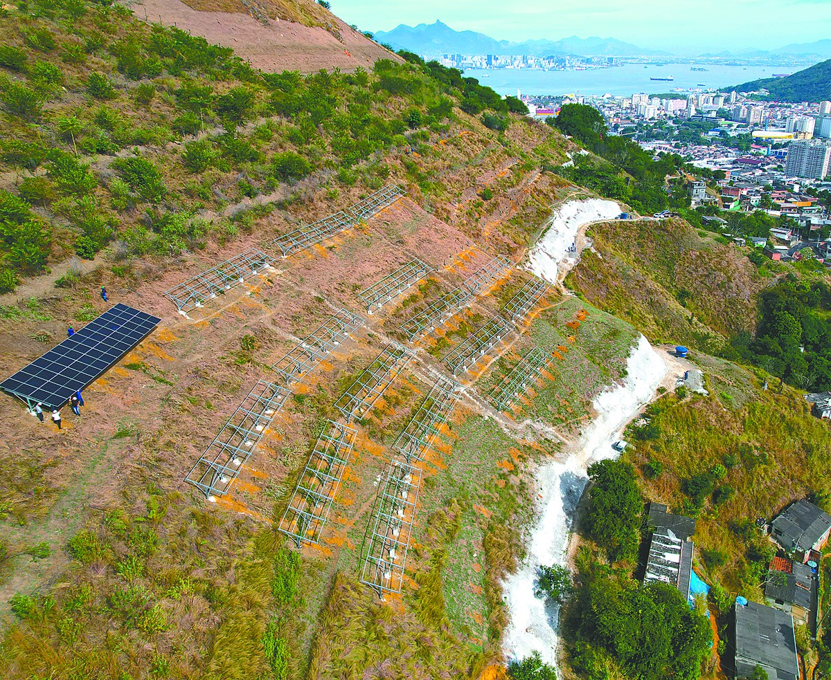 Niterói dá início à construção de parque solar no Morro da Boa Vista O projeto Encosta Verde está instalando 450 painéis solares no Morro do Boa Vista, em São Lourenço, em Niterói (Foto: Divulgação/Leonardo Simplício)