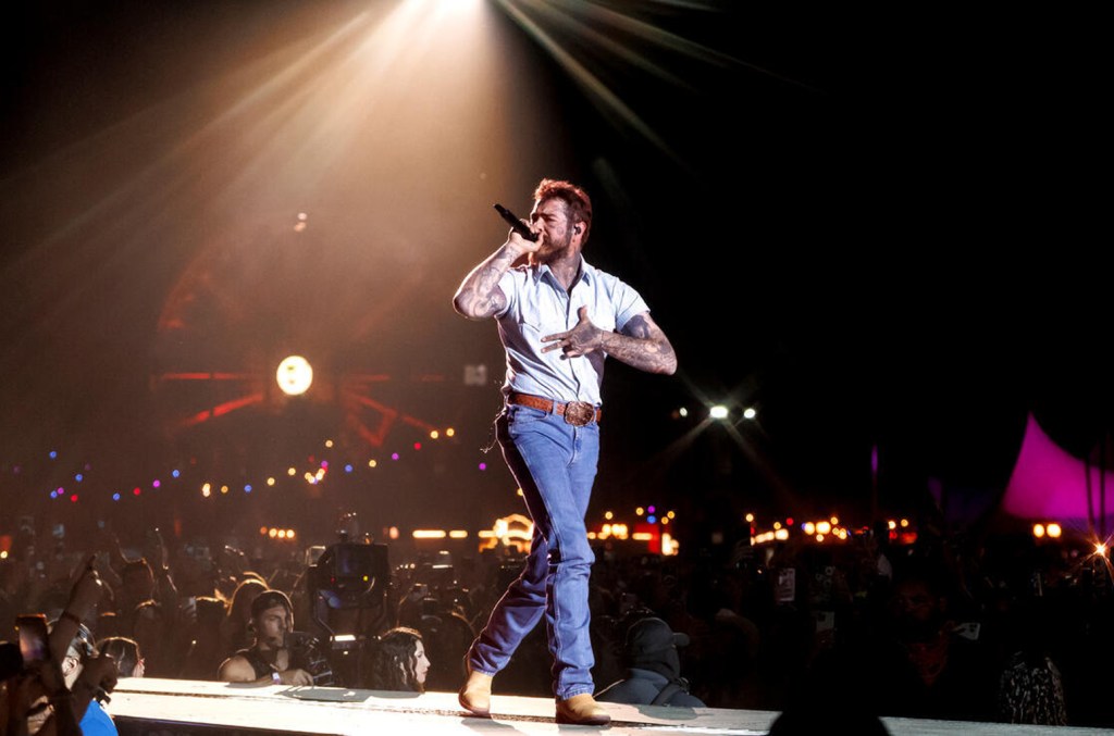Post Malone cai do palco durante apresentação no Arizona Post Malone sofreu uma queda inesperada do palco durante uma recente parada em sua turnê, mas não perdeu o ritmo. (Foto: Reprodução)
