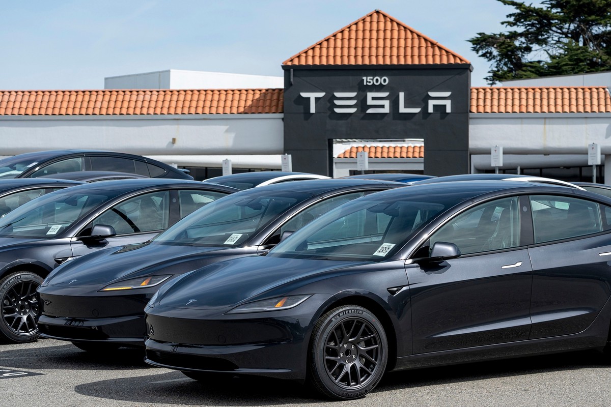 Tesla entrega primeiro carro de forma autônoma na casa de cliente Veículos da Tesla na loja da empresa em Colma, Califórnia (Foto: David Paul Morris/Bloomberg)