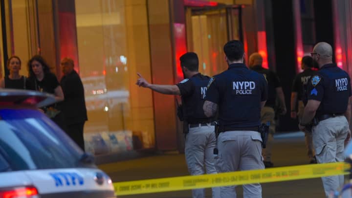 Funcionário da NFL é gravemente ferido em tiroteio na sede da liga em Nova York Um oficial da NYPD e pelo menos quatro civis foram mortos em um tiroteio em um arranha-céu de escritórios, sede da NFL, Blackstone e KPMG, no meio de Manhattan, na noite de segunda-feira, 28 de julho de 2025, na cidade de Nova York, Estados Unidos. (Foto: Selcuk Acar | Anadolu | Getty Images)