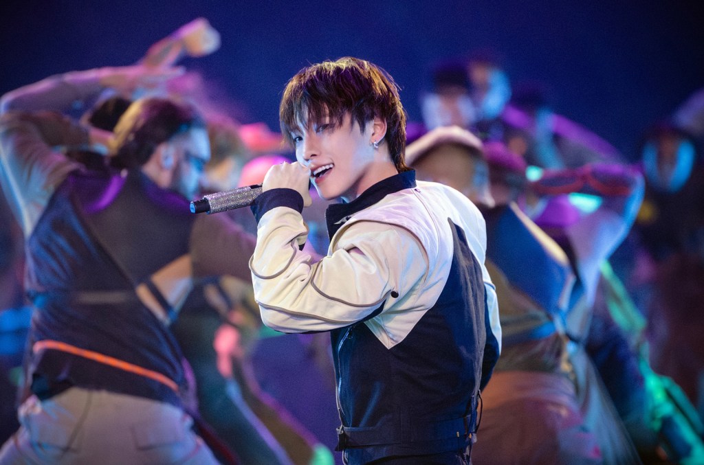 DINO do SEVENTEEN brilha em performance histórica na Copa do Mundo de Esports 2025 DINO do SEVENTEEN cantou "Til My Fingers Bleed" na Copa do Mundo de Esports de 2025, tornando-se a primeira estrela do K-pop a se apresentar no evento. (Foto: Reprodução)