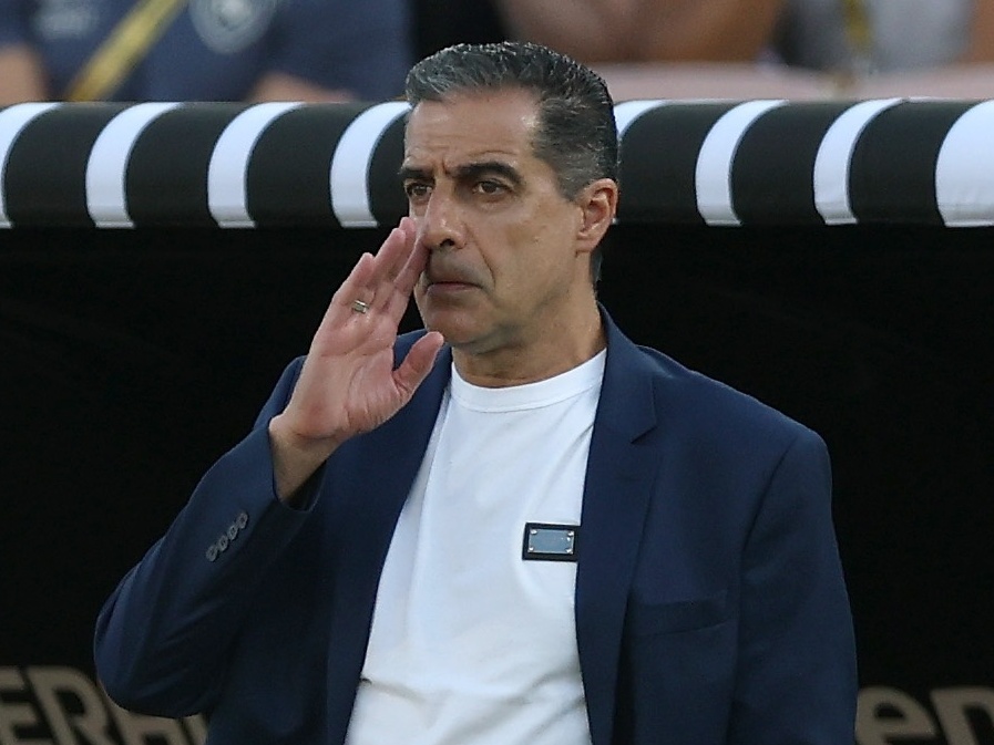 Botafogo vence PSG com estratégia semelhante à do rival Técnico exaltou postura de seus jogadores na vitória sobre o PSG no Mundial (Foto: Harry How/Getty Images)