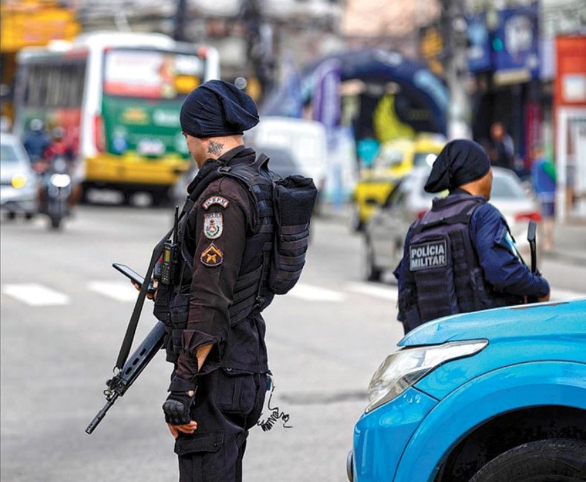 Mais da metade dos presos com fuzis no Rio já voltou às ruas em 2023 Contra-ataque. Com fuzis, policiais militares patrulham a Avenida Itararé, em Ramos, perto do Complexo do Alemão (Foto: Márcia Foletto/09-07-2025)