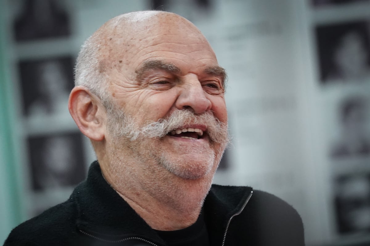 O escritor e jornalista Martín Caparrós recebe o Honoris Causa na Universidade de Buenos Aires, no dia 8 de julho de 2025. (Foto: MARIANA NEDELCU)