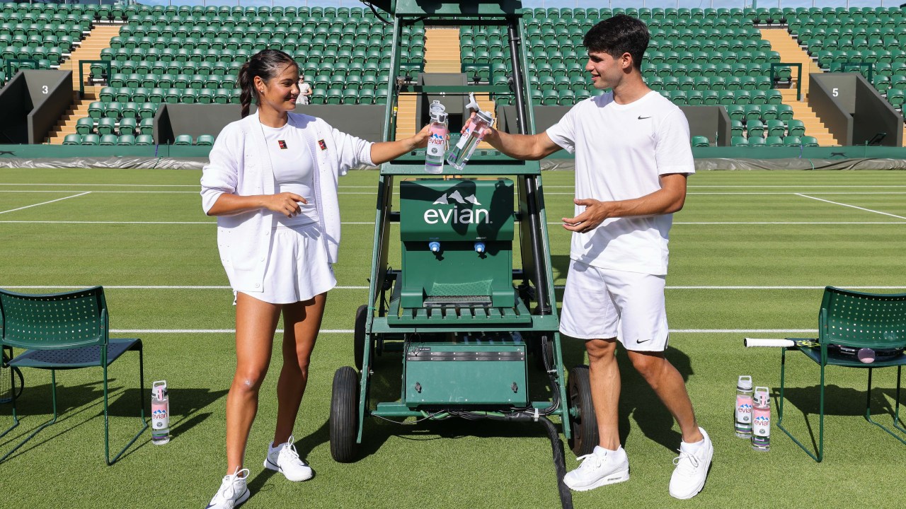 DUPLA CAMPEÃ - Raducanu e Alcaraz conquistaram as redes com anúncio da dupla do US Open, onde ambos já venceram título no simples (Foto: Max Cisotti/Dave Benett/Getty Images)
