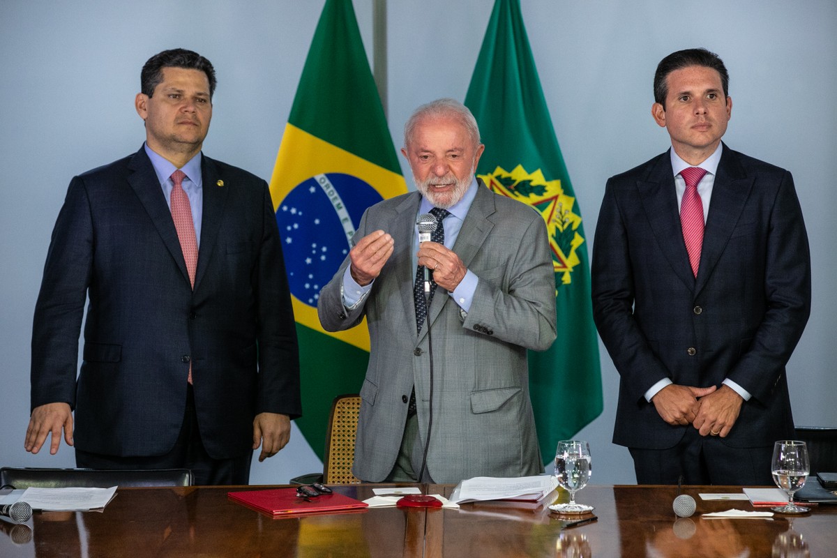 Crise atual revela desafios que vão além da economia Lula com Davi Alcolumbre e Hugo Motta (Foto: Brenno Carvalho / Agência O Globo)