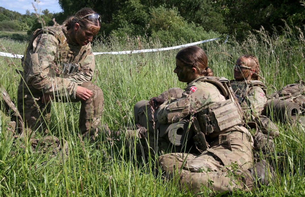 Dinamarca inicia recrutamento de mulheres para o serviço militar obrigatório Voluntárias durante umas maniobras em Holverte, o passado 11 de junho. (Foto: Tom Little/REUTERS)