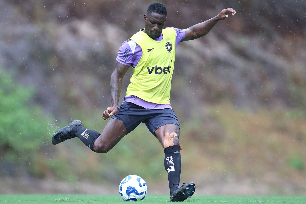 Bastos vinha treinando pelo Botafogo com uma proteção no joelho esquerdo (Foto: Vítor Silva)